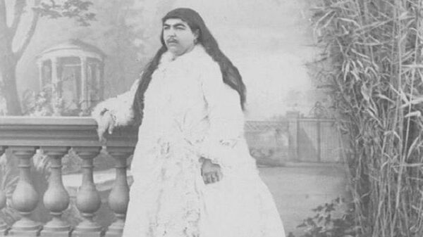 Kỳ lạ gu làm đẹp của người Ba Tư, phụ nữ râu ria xồm xoàm được coi là vẻ đẹp chuẩn