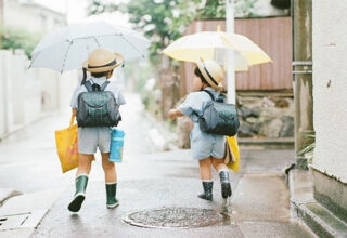 Nghiên cứu mới cho thấy: Trẻ Nhật Bản có dáng đi khác các nước