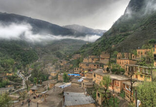 Ngôi làng độc nhất vô nhị: Mái nhà trở thành đường đi lại của cư dân!