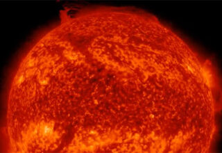 Một phần của Mặt trời bị vỡ rời, cuốn vào vòng xoáy cực