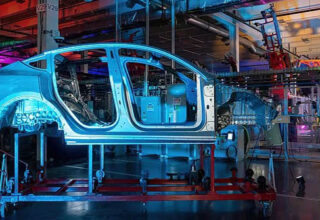 Robot tấn công tàn bạo kỹ sư tại nhà máy Tesla, viễn cảnh đáng sợ nhất của tương lai đã xảy ra?