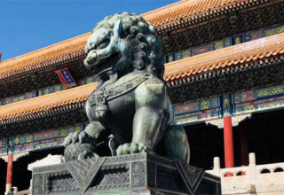 Di chuyển cặp sư tử đá trước Thái Hòa điện trong Cố cung, nhóm thợ hốt hoảng bởi cảnh tượng chưa từng thấy