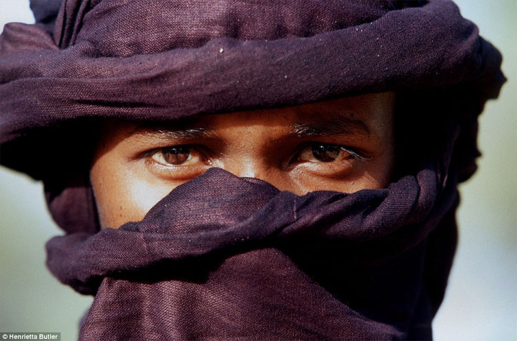 Đàn ông Tuareg phải bịt mặt còn phụ nữ thì không.