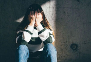 Có một thứ "cắt giảm" tuổi thọ, khiến cơ thể già nua nhanh hơn cả hút thuốc nhưng ít người để ý