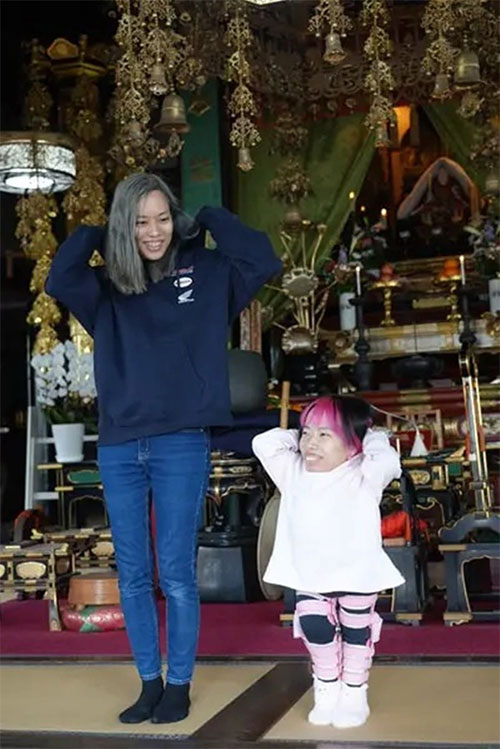 Mặc dù Yoshie và Michie là song sinh nhưng có tính cách hoàn toàn trái ngược nhau.