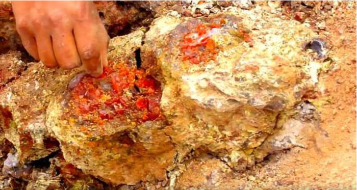 Nhóm công nhân trong lúc đào bới ở khu mỏ hoang đã tìm thấy một tảng đá kỳ lạ.