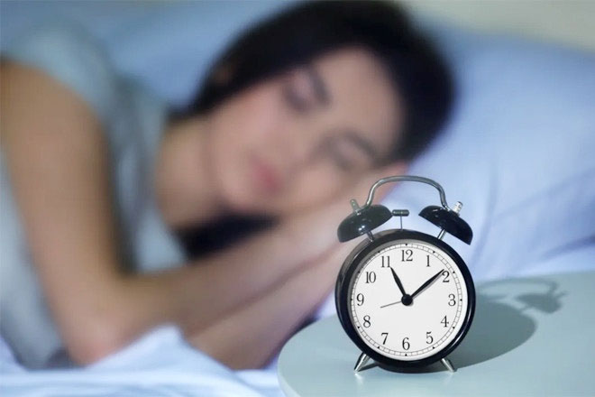 Bạn nên ngủ tầm 22-23h, không thức quá nửa đêm.