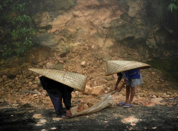 Áo mưa đặc biệt với hình dạng như chiếc thuyền .
