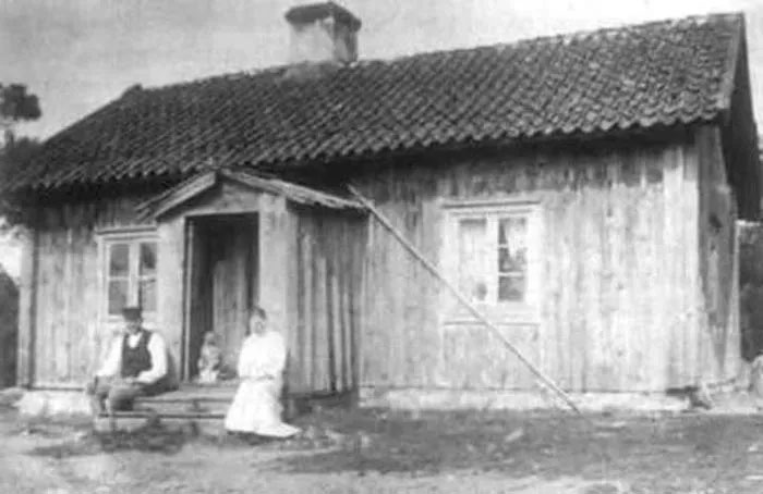 ngoi-nha-cua-karolina-1 Một ngôi nhà ở làng nơi Karolina sống thời bấy giờ.
