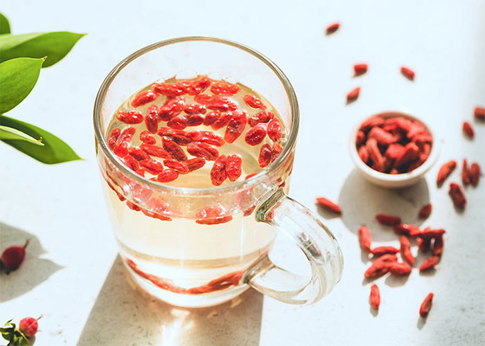 Sử dụng trà kỷ tử giúp giảm cholesterol xấu và ngăn ngừa bệnh tim mạch.