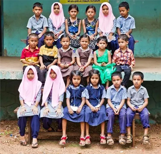 tre-sinh-doi-3 Các trường học, lớp học đều có rất nhiều cặp sinh đôi.