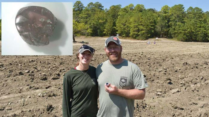 Đôi vợ chồng Jessica và Seth Erickson và viên kim cương nâu 1,90 carat.