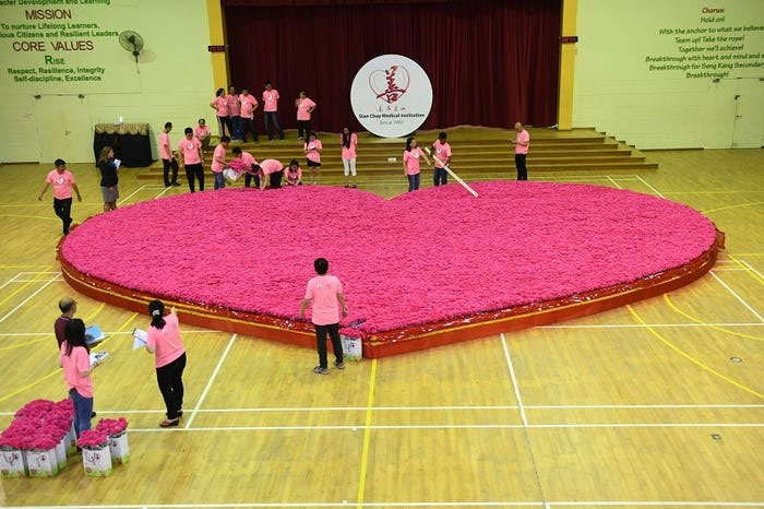 ky-luc-ve-ngay-le-tinh-yeu-1 Hoa nhân tạo lớn nhất được làm từ 41,249 bông hoa