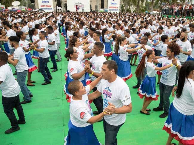 ky-luc-ve-ngay-le-tinh-yeu-9 Số cặp đôi cùng nhau nhảy múa nhiều nhất