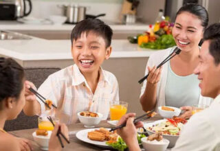 Ăn ngồi bệt trên sàn hay ngồi ghế tốt hơn? Lý giải thú vị từ chuyên gia