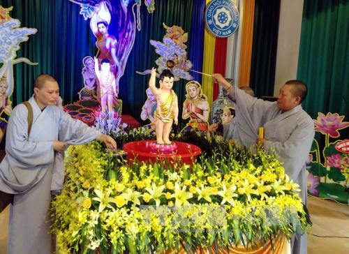 Tắm Phật đã trở thành một nghi lễ không thể thiếu trong ngày lễ Phật đản hàng năm.