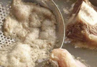 Chuyên gia lý giải có 3 loại bọt cần vớt bỏ, 3 loại nên giữ lại ăn vì tốt cho sức khỏe