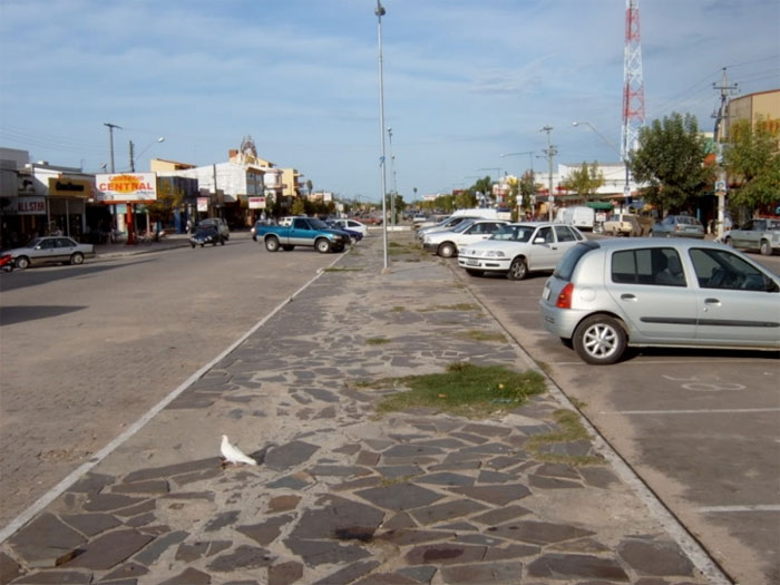 Biên giới giữa hai quốc gia này nằm trên vỉa hè. Brazil bên trái, Uruguay – bên phải. Biên giới giữa hai quốc gia này nằm trên vỉa hè. Brazil bên trái, Uruguay – bên phải.