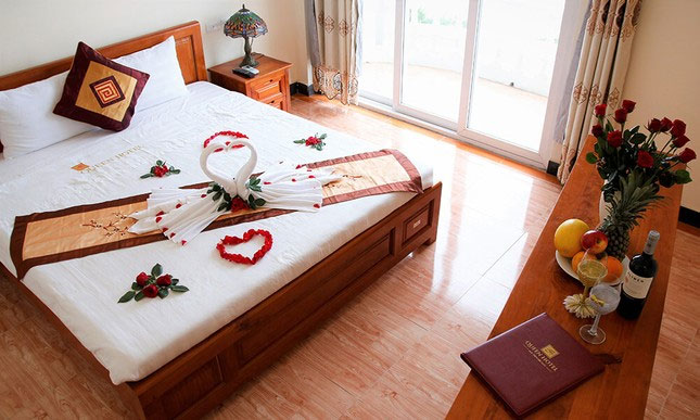  Tấm vải tối màu được dùng một tấm lót để tránh làm bẩn giường ngủ màu trắng.