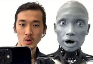 Rùng mình khi thấy robot giống người nhất thế giới bắt chước hành vi của nhà khoa học