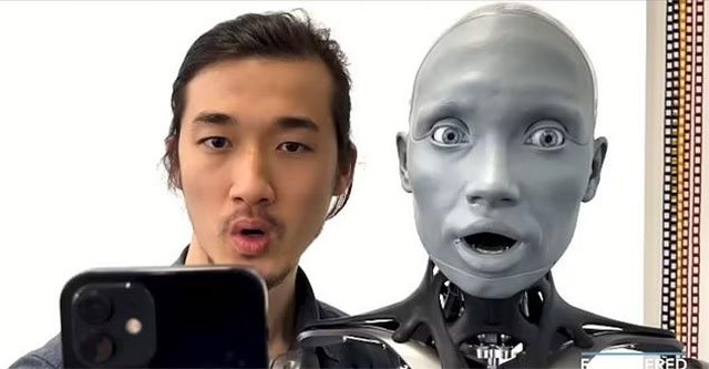 Rùng mình khi thấy robot giống người nhất thế giới bắt chước hành vi của nhà khoa học