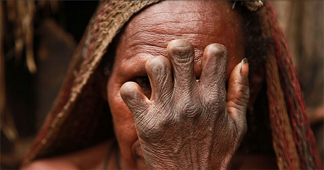 Bộ lạc sống kiểu “ăn lông ở lỗ” ở Indonesia