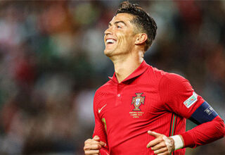 Trung bình mỗi cầu thủ chạy bao nhiêu km trong một trận World Cup?