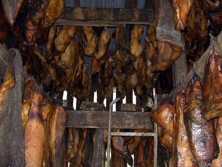Sau khi chôn, người ta sẽ đào lên và treo ngược xác cá trước gió, với thời gian ít nhất là 9 tháng.