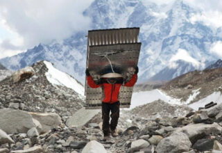 Phía sau năng lực phi thường của người Sherpa trên đỉnh Himalaya