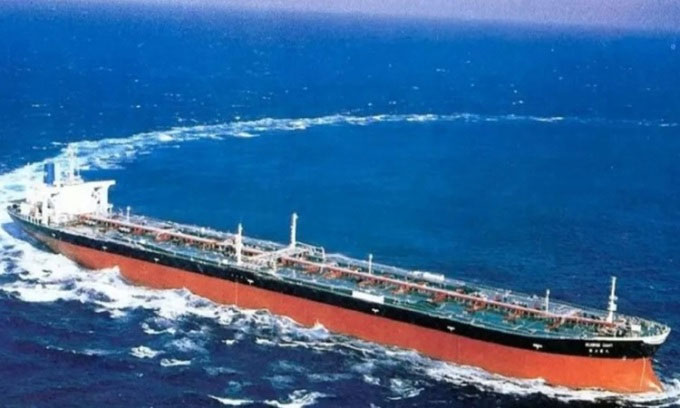 Tàu Seawise Giant chuyên vận chuyển dầu mỏ trên biển.
