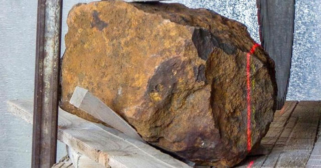 Thiên thạch hơn 30 kg rơi xuống vườn nhà dân