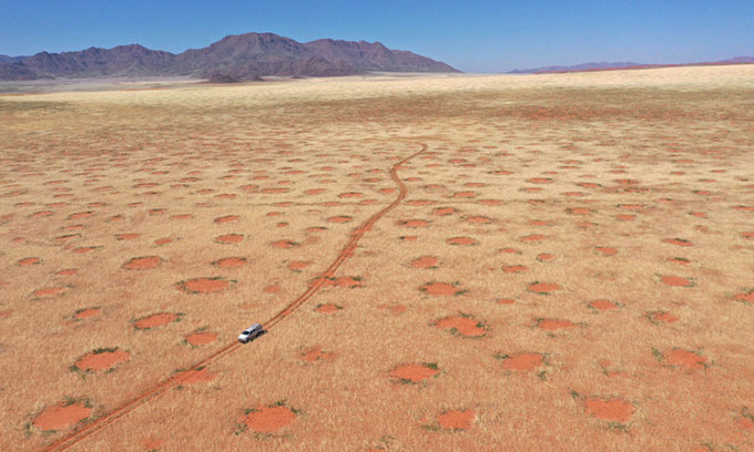 Ôtô chạy qua khu bảo tồn thiên nhiên NamibRand, một trong những nơi có vòng tròn thần tiên ở Namibia