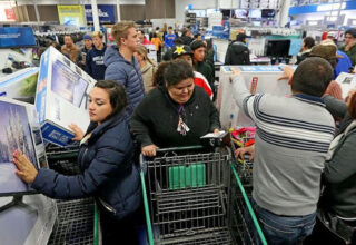 Black Friday là ngày gì và tại sao người ta "phát cuồng" vì Black Friday?