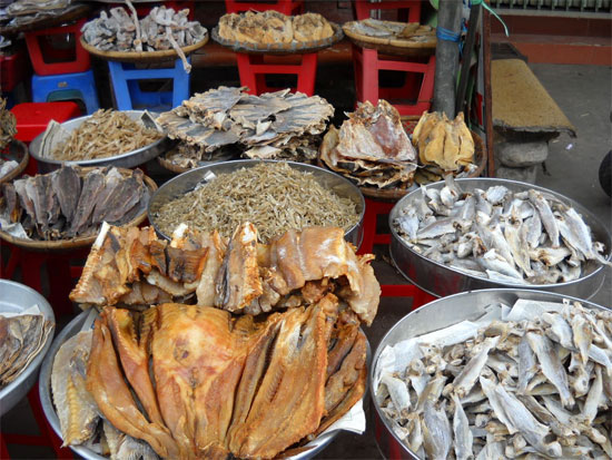 Khi mua cá khô, điều đầu tiên bạn nên quan tâm là màu sắc bên ngoài.