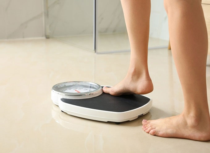 Uống ít nước, lười vận động gây tăng cân nhanh.