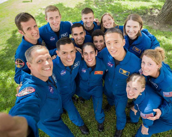 lop-phi-hanh-gia-nasa-2017 Các thành viên của Lớp phi hành gia NASA 2017.