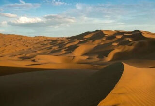Bên dưới lớp cát dày của sa mạc Sahara ở Châu Phi có gì?