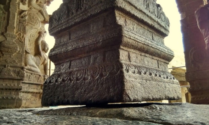 Cây cột lơ lửng ở đền thờ Veerbhadra.