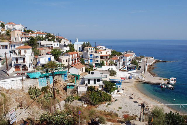 Đảo Ikaria cách bờ biển Thổ Nhĩ Kỳ khoảng 50km. Đảo Ikaria cách bờ biển Thổ Nhĩ Kỳ khoảng 50km.